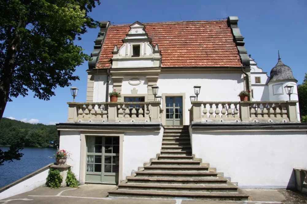 Zamek w Kręgu: historia, tajemnice i praktyczne informacje dla turystów