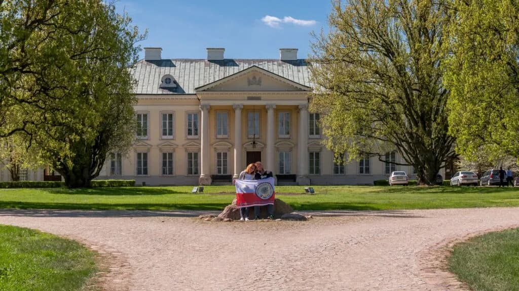 Pałac Walewskich w Walewicach: Fascynująca historia i piękne noclegi