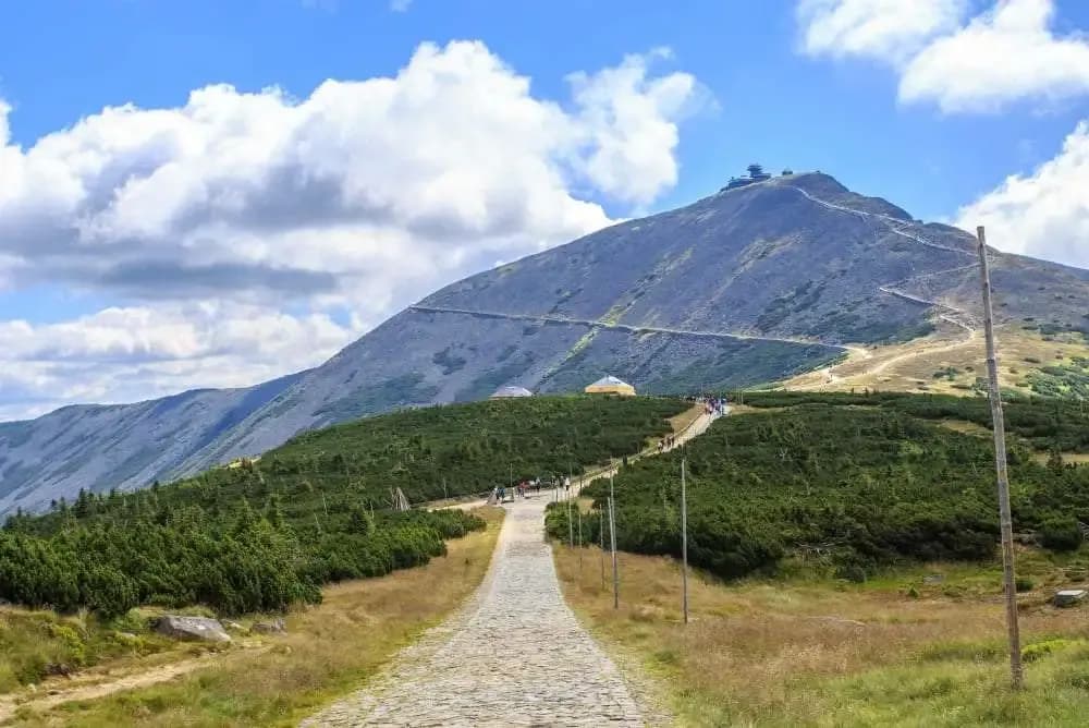 Którym szlakiem na Śnieżkę z Karpacza? Porównanie tras i trudności