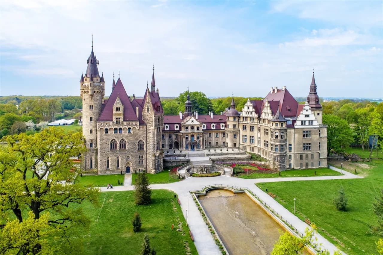 Bajkowy zamek w Mosznej: historia, atrakcje i romantyczne wydarzenia