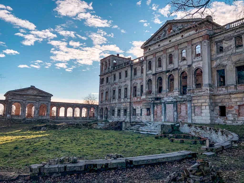 Ruiny pałacu w Sławikowie – tajemnice i historia zapomnianego miejsca