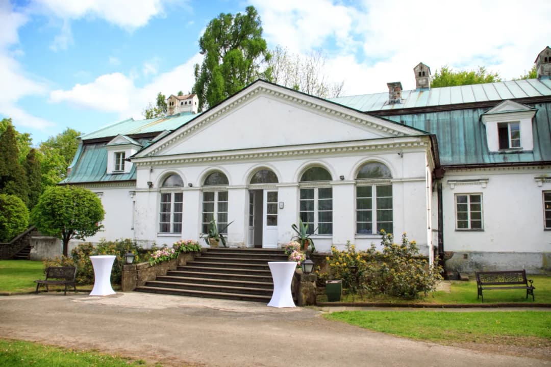 Odkryj tajemnice dworku w Mogilanach - historia i architektura